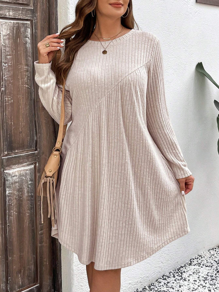Dame casual Jersey kjole med elegante ribdetaljer og lange ærmer Stilla