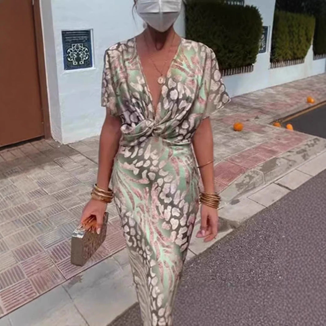 Dame knælangt omslagskjole med blomstermønster og elegant V-udskæring Stilla