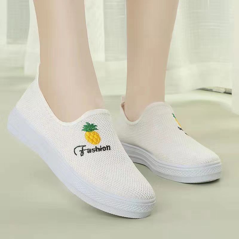Femme Let Mesh Slip-On Sneakers med sjov broderi Stilla