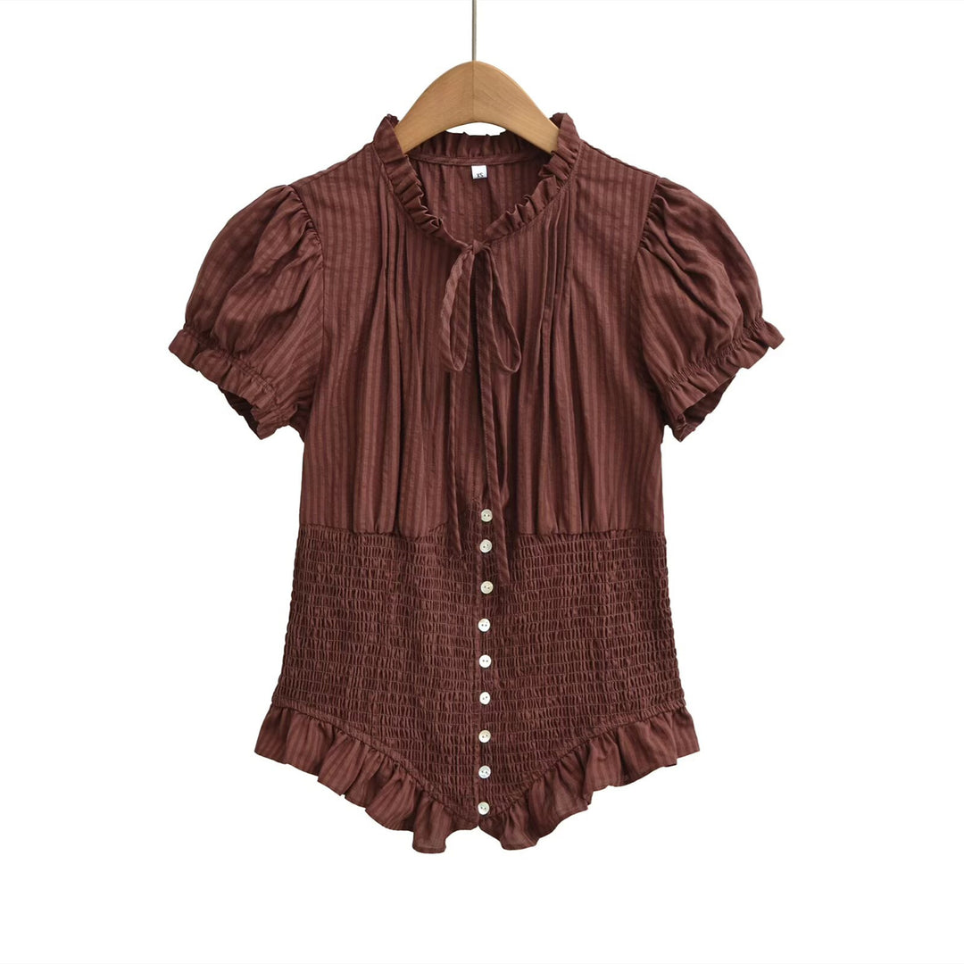Dame kortærmet bluse med flæsedetaljer og rynket design Skovae