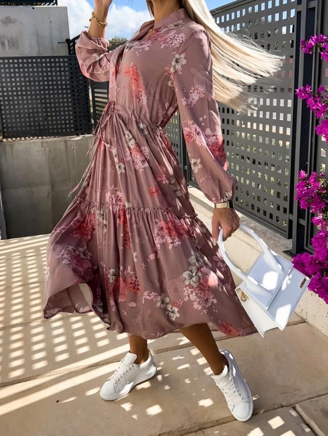 Dame blusekjole med blomsterdetaljer og taljebælte Stilla