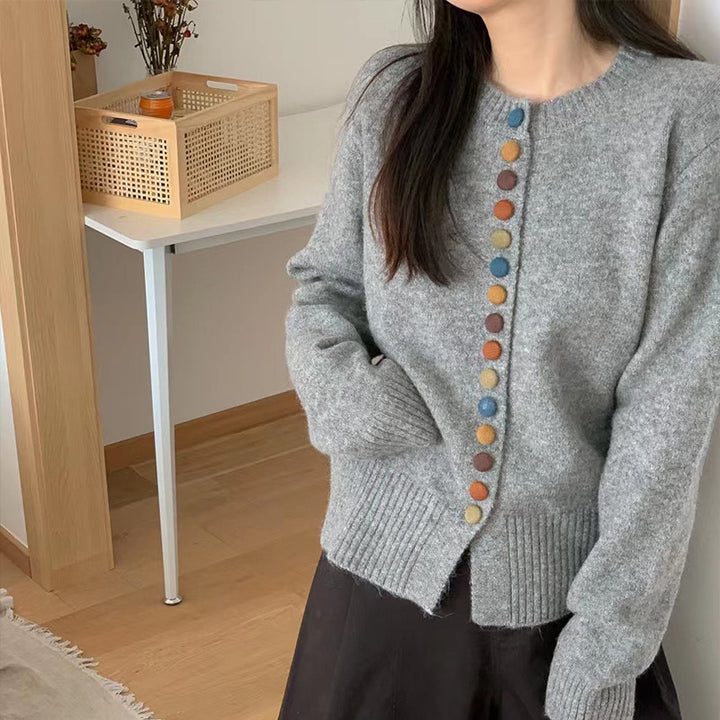 Kvinders cardigan med farverige knapdetaljer og blødt filtmateriale Stilla