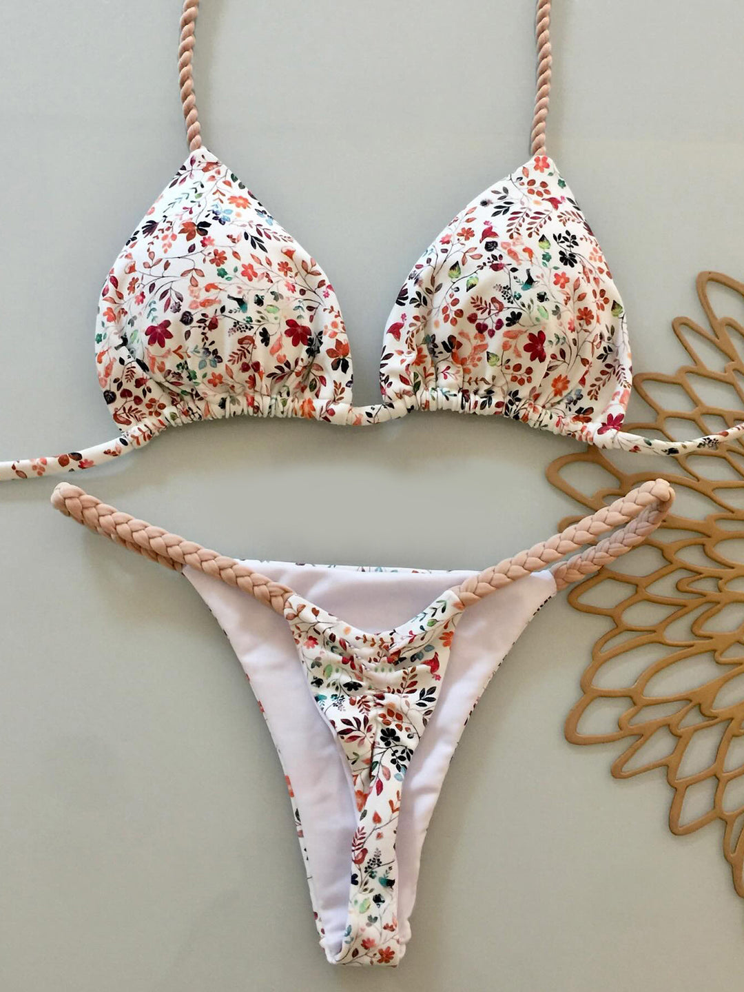Dame triangel-bikini med flettede stropper og blomstret design Stilla