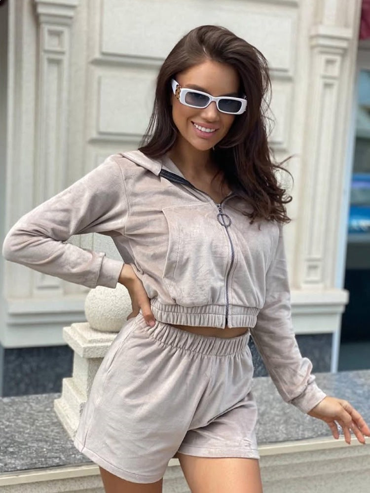 Kvinders stilfulde cropped hoodie og shorts sæt