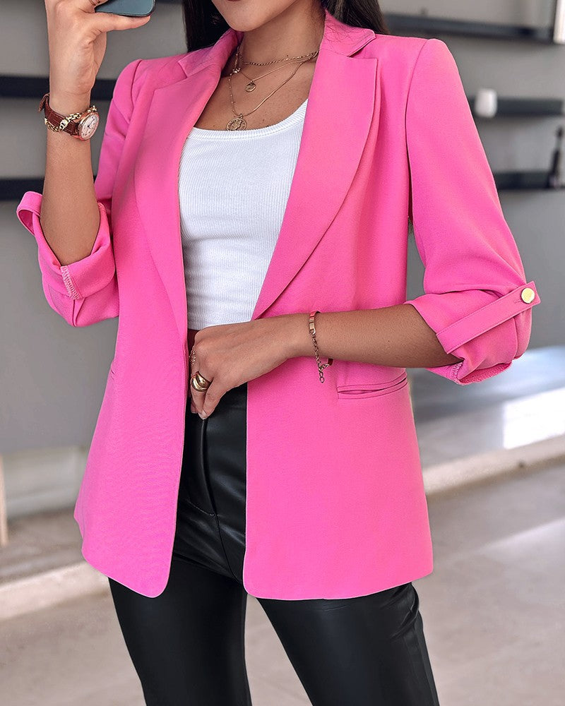Kvinders elegante blazer med højt skåret hals og fashionable knapdetaljer Stilla