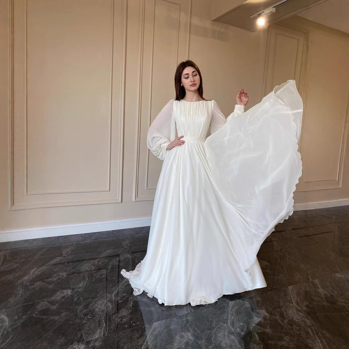 Dame brudekjole med elegante flæsedetaljer og flydende snit Stilla