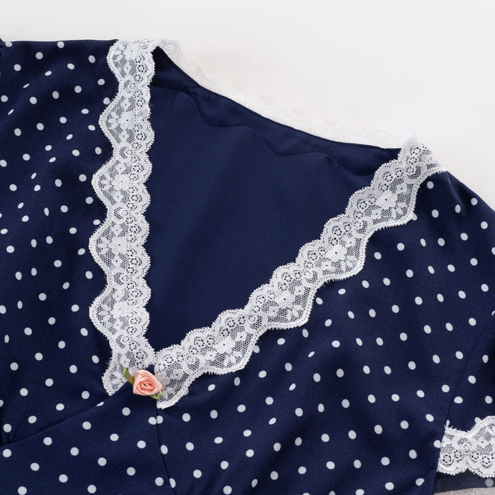 Dame Maxikjole med elegant spidsbort og legende polka-dot mønster Stilla