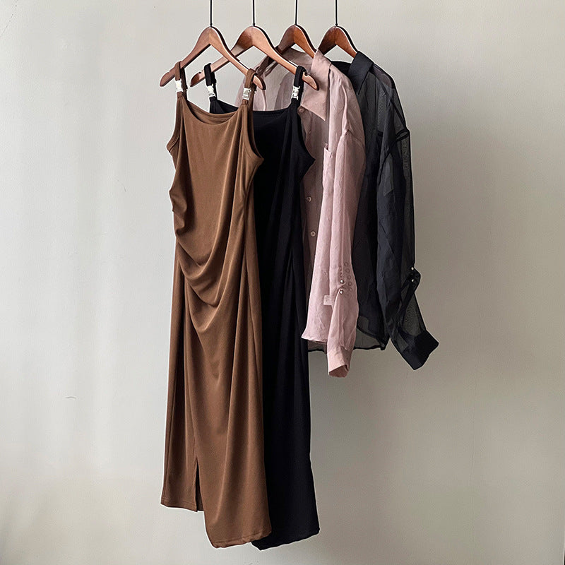 Dame elegante, flydende maxikjole med justerbare spaghetti-stropper og raffineret drapering-design Stilla