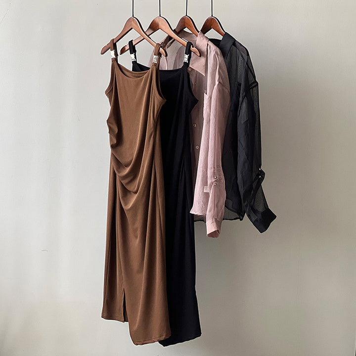 Dame elegante, flydende maxikjole med justerbare spaghetti-stropper og raffineret drapering-design Stilla