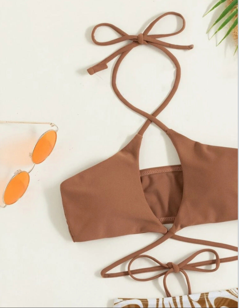 Dame Triangle-bikini med kreativt krydsdetalje og kort nederdel Stilla