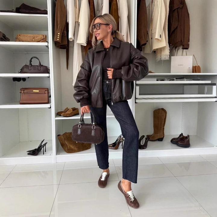 Kvinders fashionable oversized læderjakke med dyb krave og lynlås Stilla