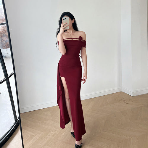 Kvinders elegante off-shoulder maxi kjole med sofistikeret snit og blomsterdetaljer