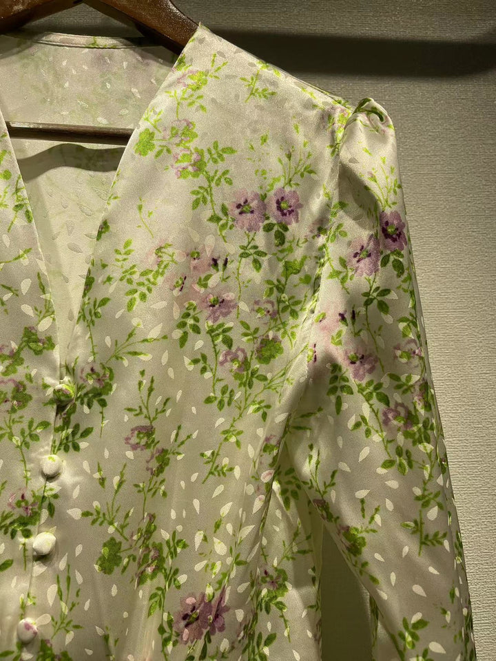 Damebluse med blomsterprint og elegant V-hals Stilla