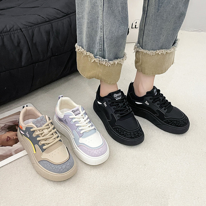 Dame Sneakers i fashionable design med strukturerede overflader og komfortabelt fodseng Stilla