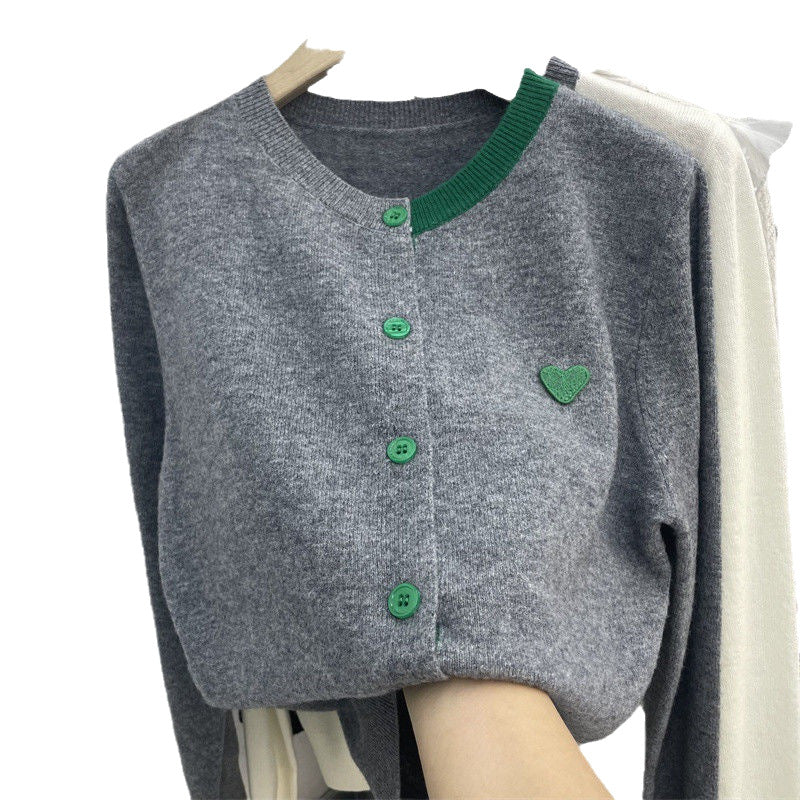 Dame cardigan med kontrasterende detaljer og elegant hjerteapplikation Stilla