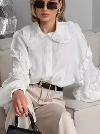 Damebluse med voluminøse flæsedetaljer og klassisk ståkrave Stilla