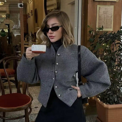 Kvindernes fashionable korte jakke med elegant knaplukning Stilla