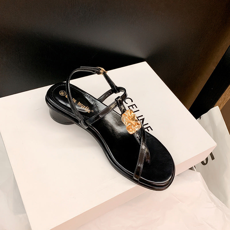 Dame sandaler med elegant design og dekorativ metalspænde Stilla