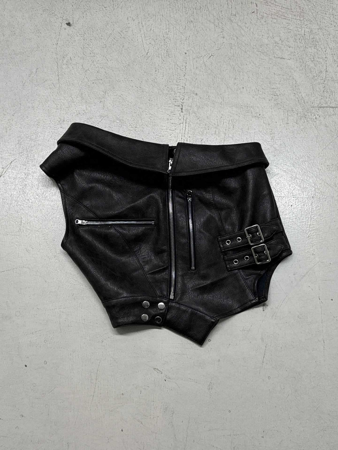 Damer tætsiddende kunstlæder-hotpants med justerbare spænder Skovae