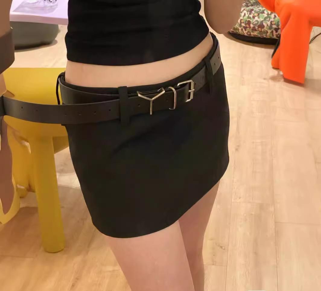 Dame mini skirt med elegante lommer og tætsiddende snit Stilla