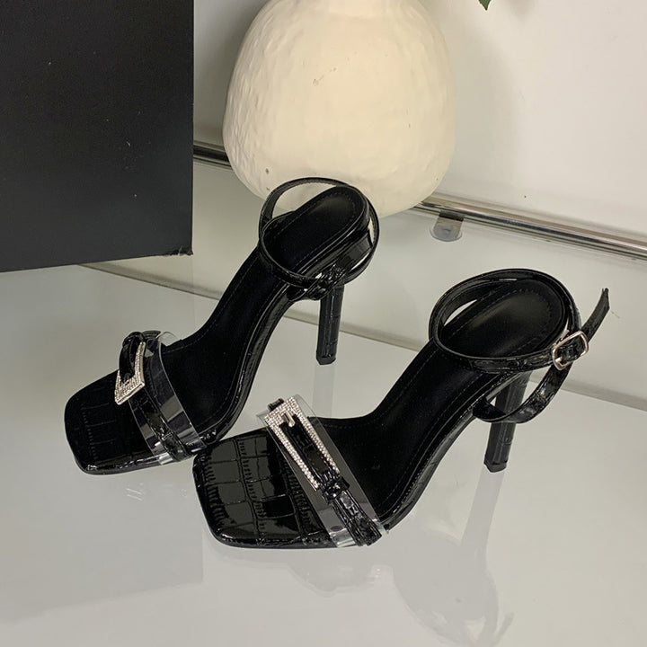 Dame sandaler med glitrende remdesign og elegant hæl Stilla