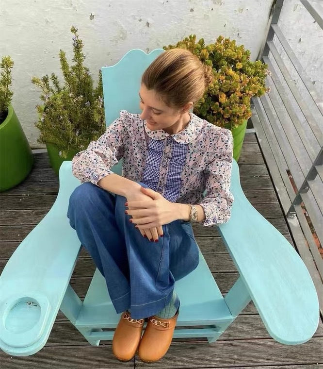 Damebluse med floralt design og elegant krave Stilla