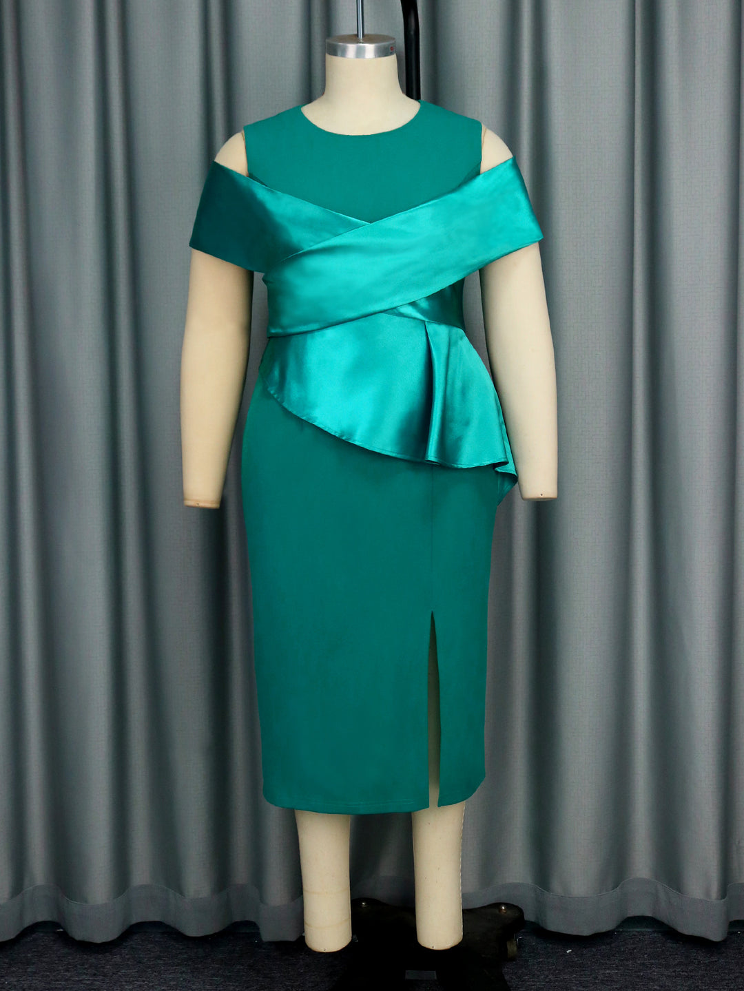 Dame Cocktailkjole med asymmetrisk overdel og draperingsdetalje Skovae
