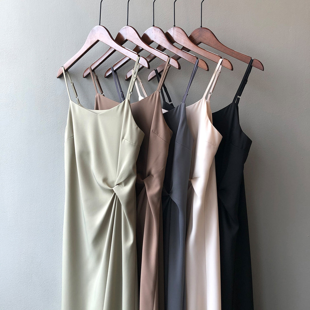Dame elegant maxikjole med justerbare spaghettistropper og raffineret draperingsdetalje Stilla