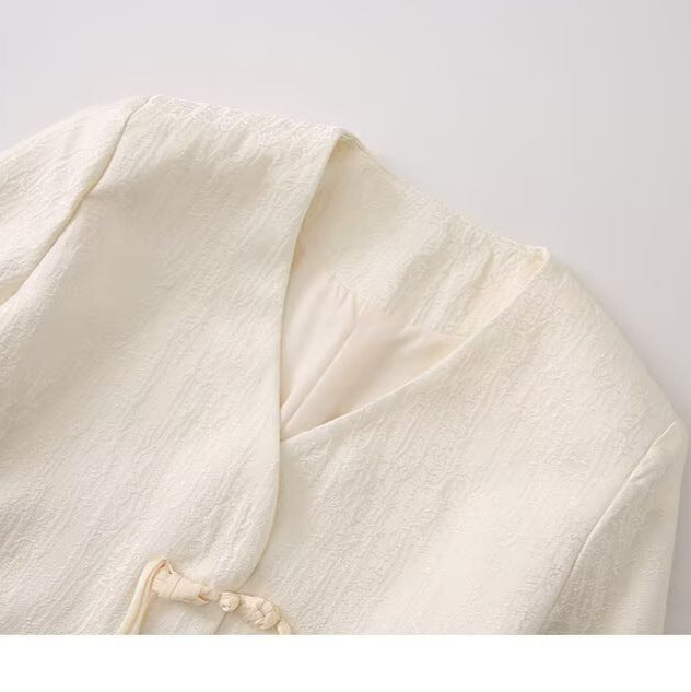 Kvinders elegante jakke med kunstneriske knudedetaljer Stilla