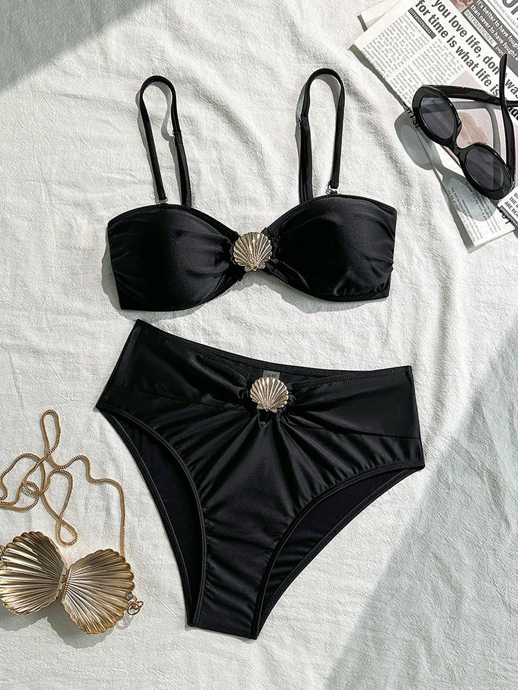 Dame Bandeau-bikini med elegant muslingdetalje og høj benudskæring Skovae