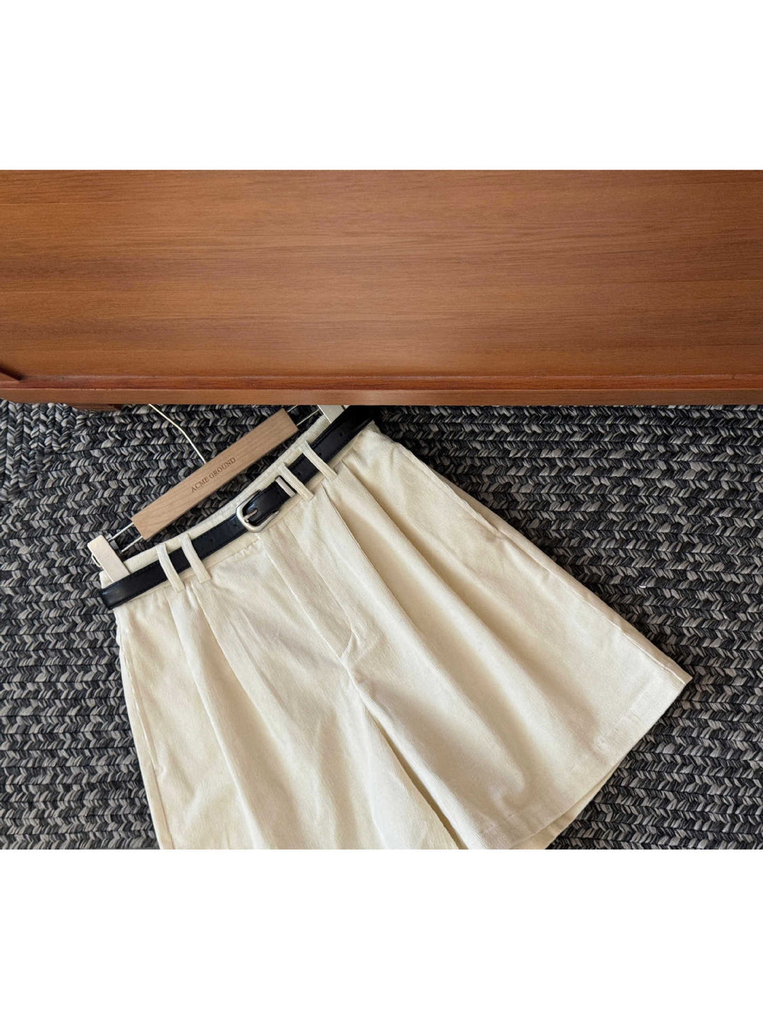 Dame løse shorts med elegant taljebælte og moderne plisser Stilla