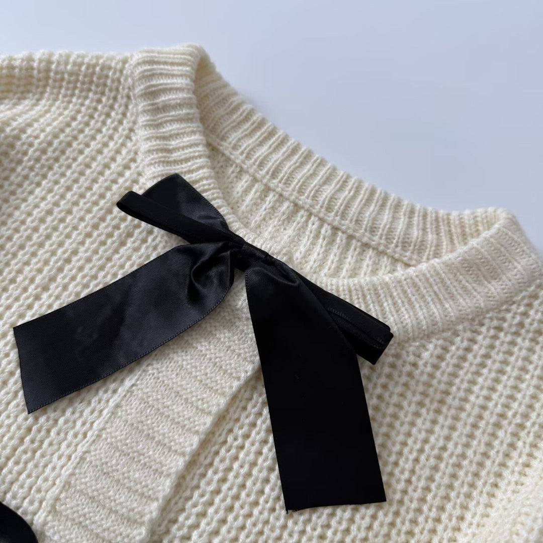 Dame striktrøje med elegante satin-sløjfedetaljer Stilla