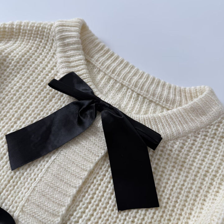 Dame striktrøje med elegante satin-sløjfedetaljer Stilla