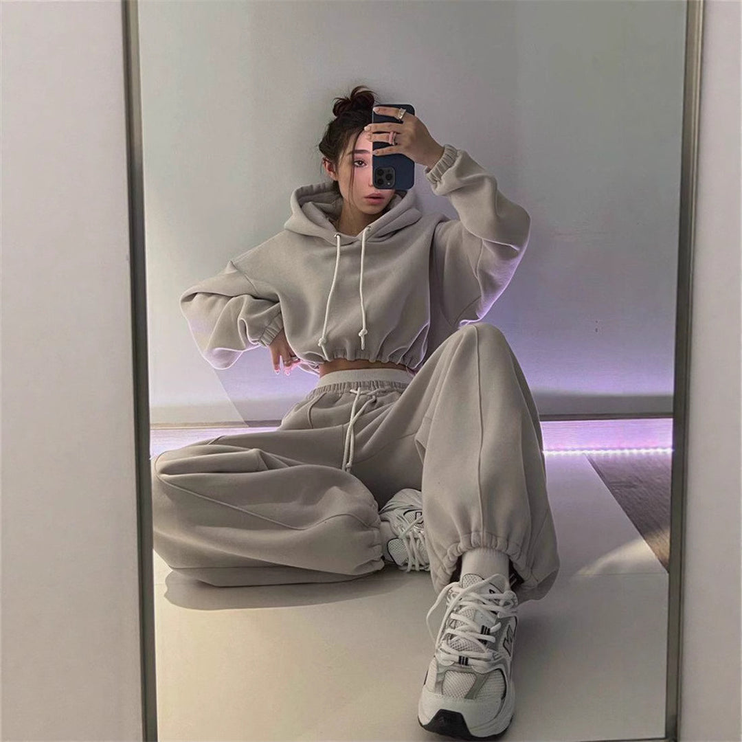 Dame hoodie og joggersæt med sidelommer og elastisk talje