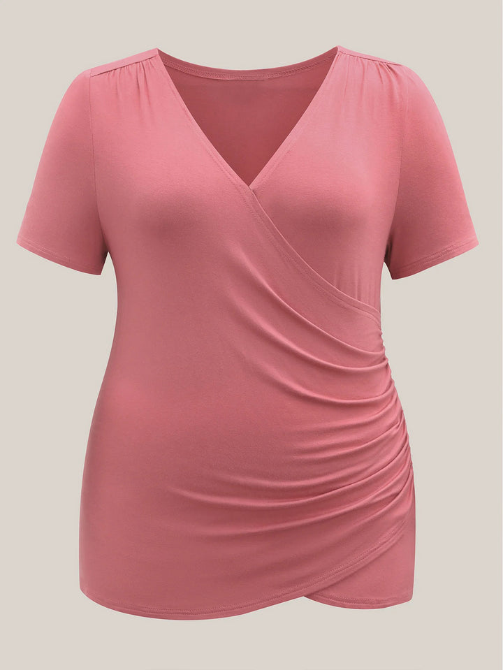 Dame indpakningsskjorte med bløde flæsedetaljer og V-udskæring Stilla