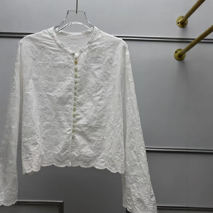 Damebroderet bluse med fine detaljer og elegante puffærmer Stilla