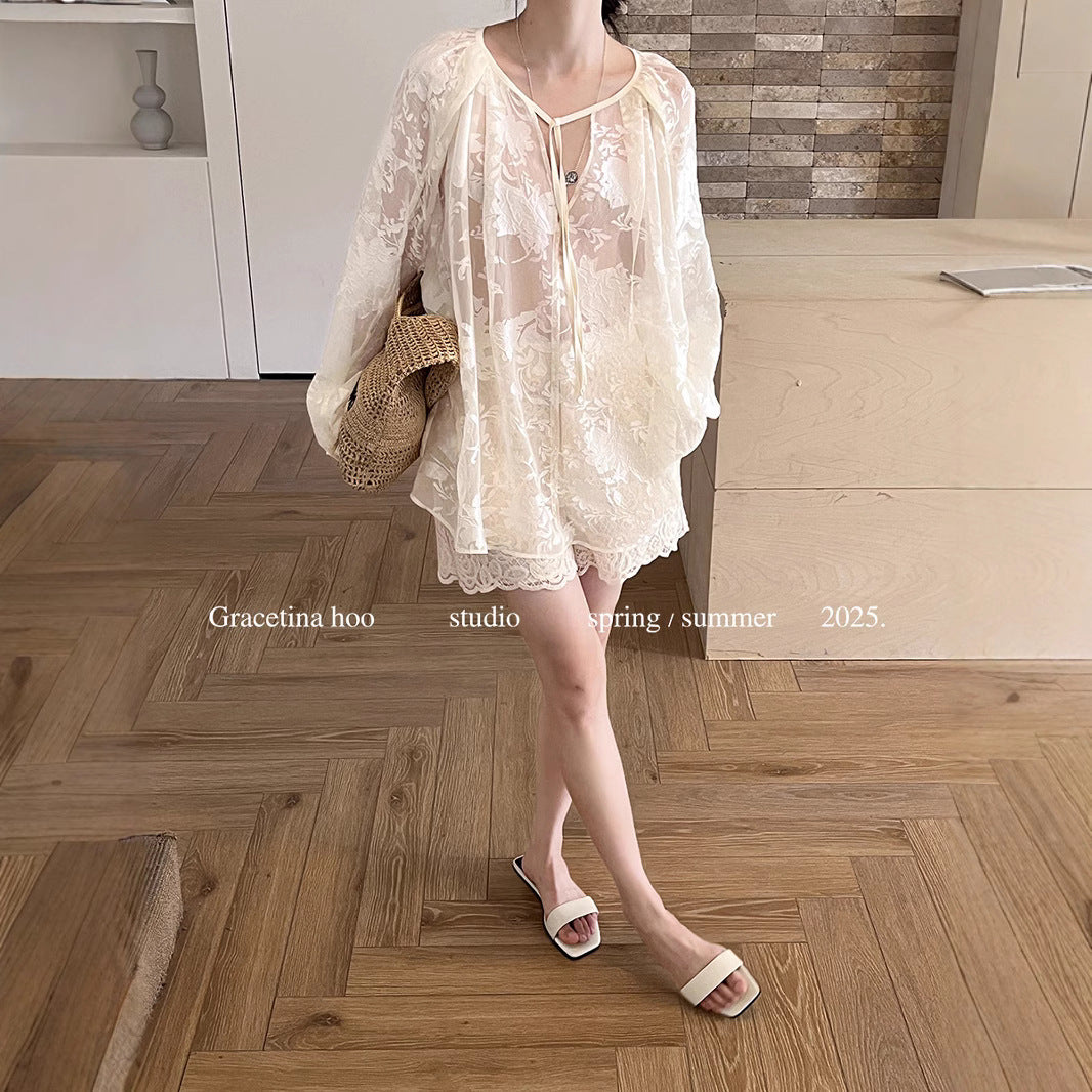 Damebluse i sart chiffon med blomstermotiv og luftige ærmer Stilla