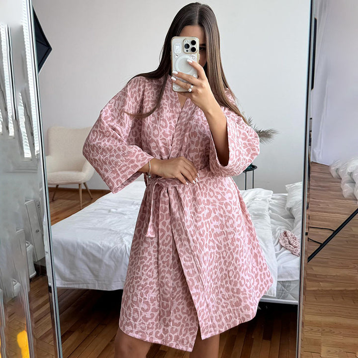 Dame kimono-badehætte med elegant leopardmønster og bælte Stilla