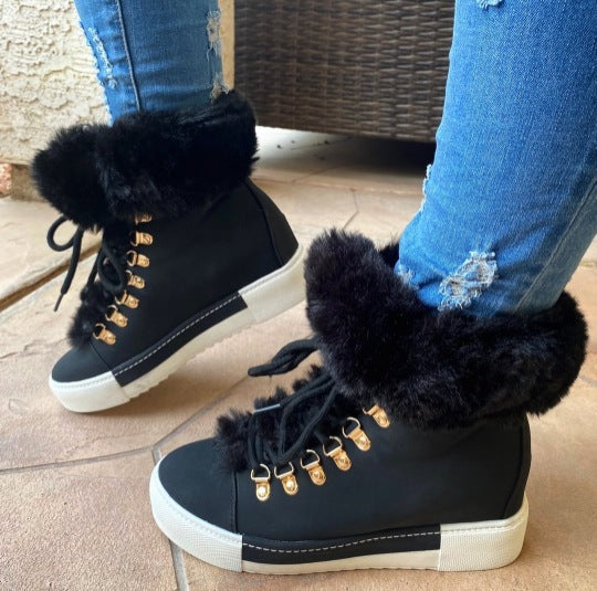 Dame Sneaker-Boots med hyggelig kunstpelskrave og trendy snørredetaljer Stilla