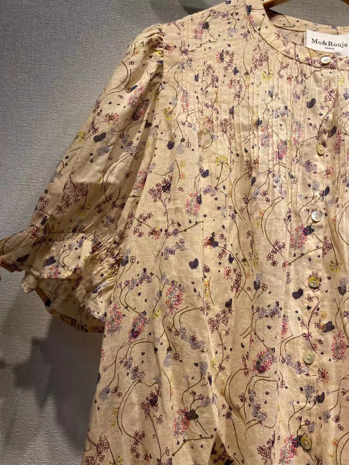 Damebluse med blomstermotiv og elegante knapdetaljer Stilla