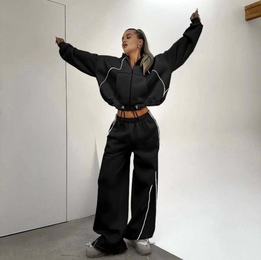 Kvinders sporty oversized sæt lavet af blød fleece med kontraststriber Skovae