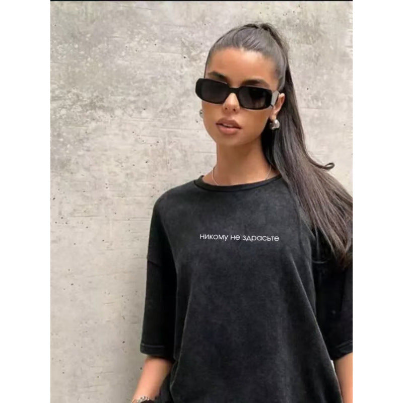 Dame T-shirt med moderne minimalistisk skrift og afslappet oversized snit Stilla