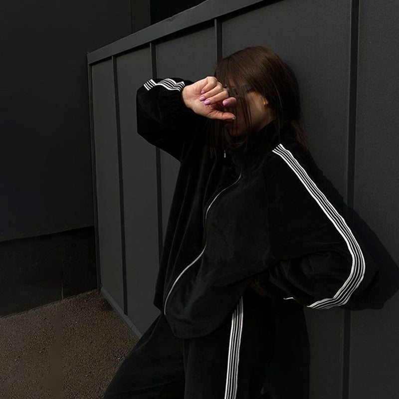 Kvindernes sporty fleece loungewear sæt med praktiske lommer og høj krave Skovae