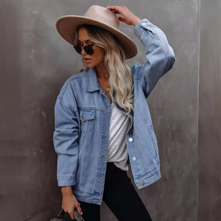Kvinders afslappede denimjakke i oversized pasform med brystlommer Stilla