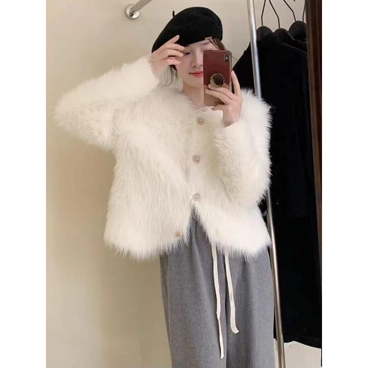 Kvinders fluffy kort jakke med elegante knapdetaljer Stilla