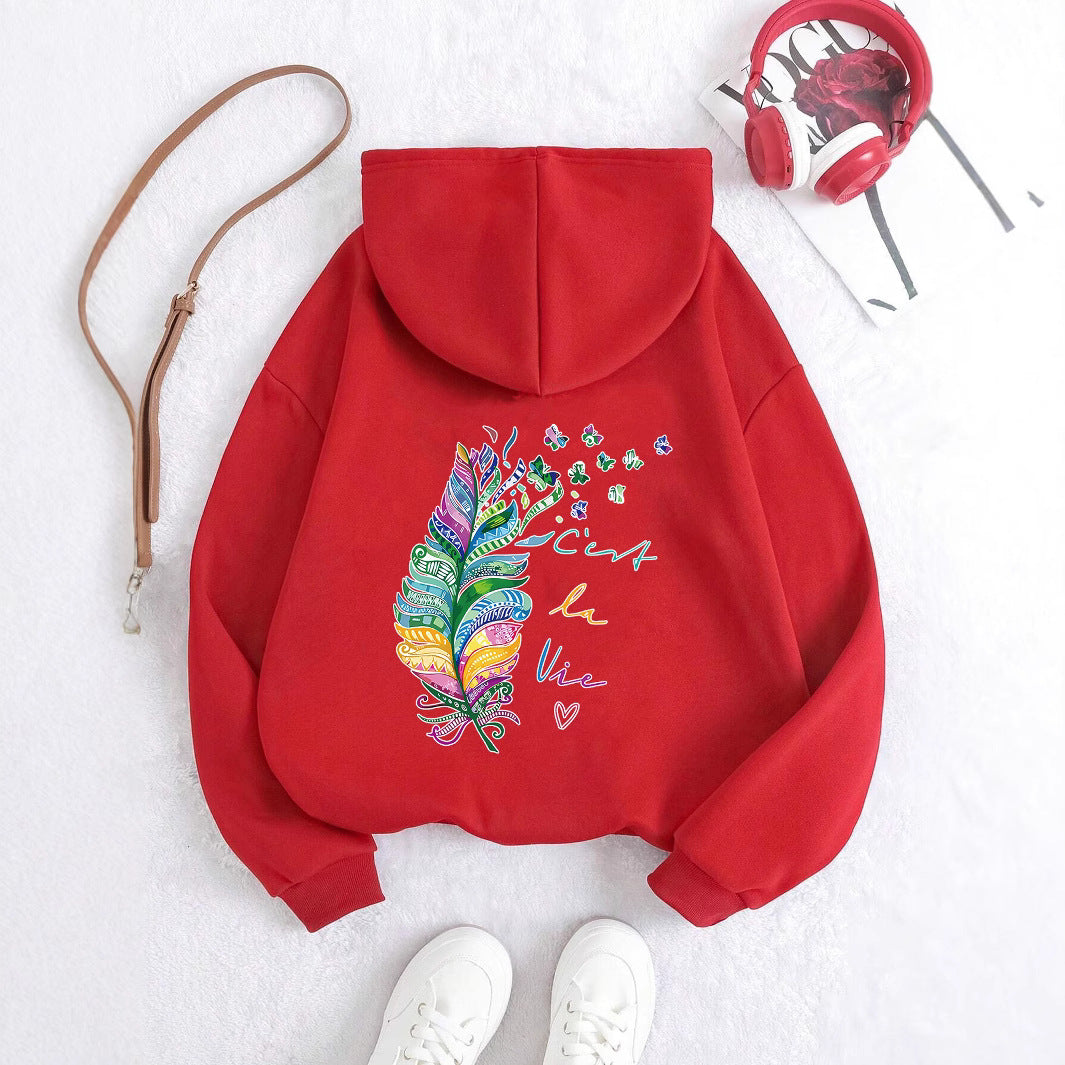 Kvinders casual hoodie med farverigt fjerdesign og inspirerende tekst Stilla