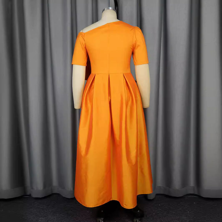 Dame festkjole med asymmetrisk udskæring og voluminøst draperingselement Skovae
