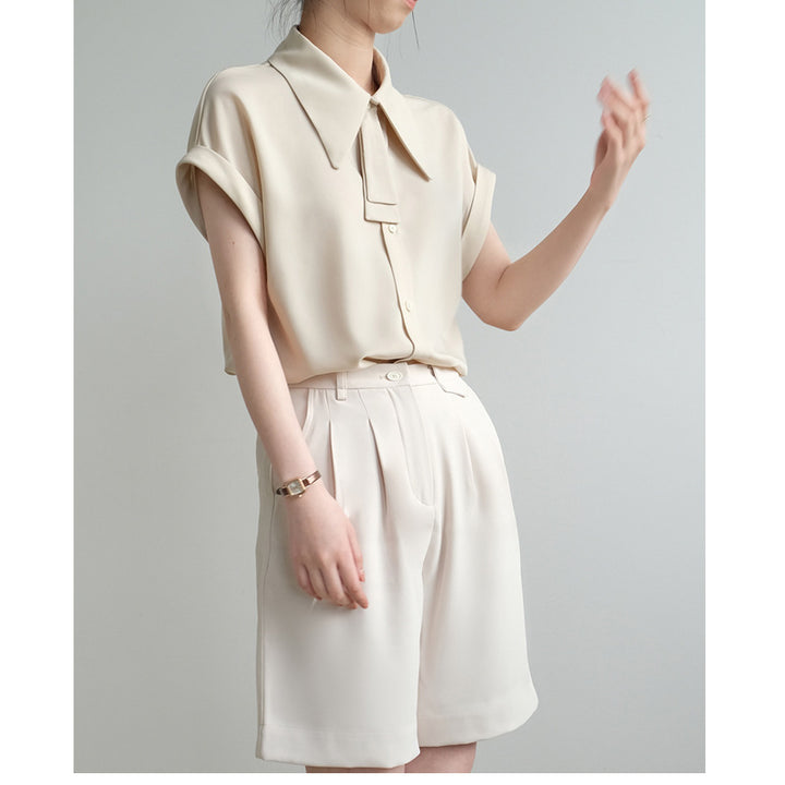 Dame elegant kortærmet bluse med smart ståkrave og fine knapdetaljer Stilla