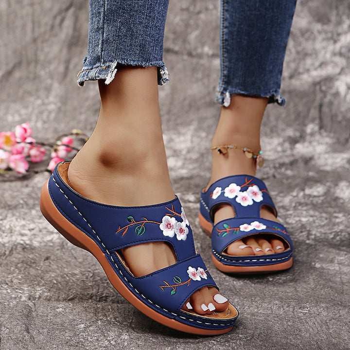 Dame mode rem sandaler med florale broderier og komfortabelt fodseng Stilla