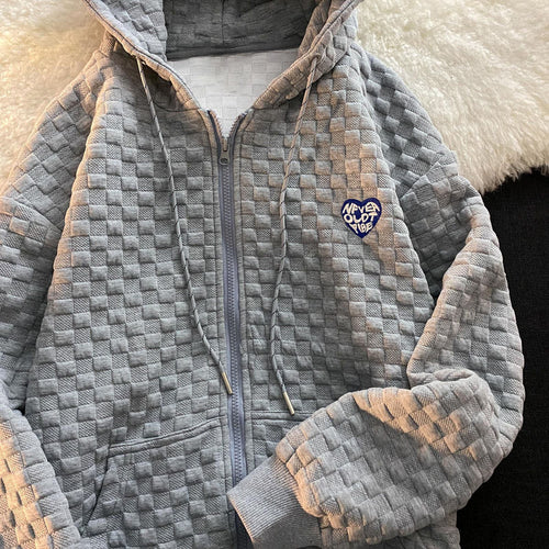 Dame hoodie jakke lavet af struktureret materiale med praktiske lommer og fashionable design